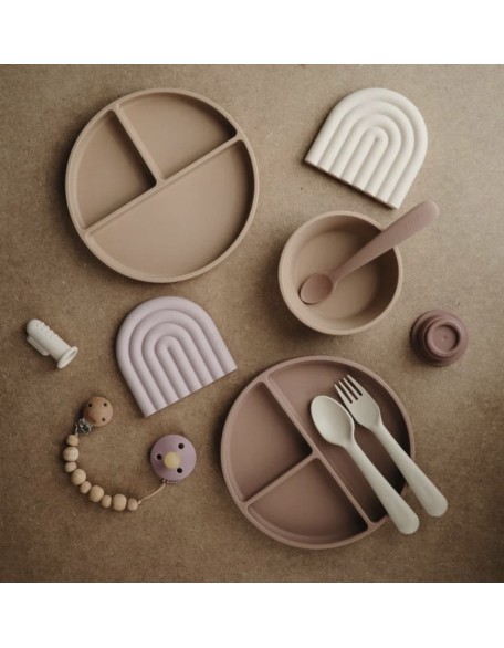 Силиконска чинија со прегради - Румена, Mushie Силиконска чинија со прегради - Румена, Mushie